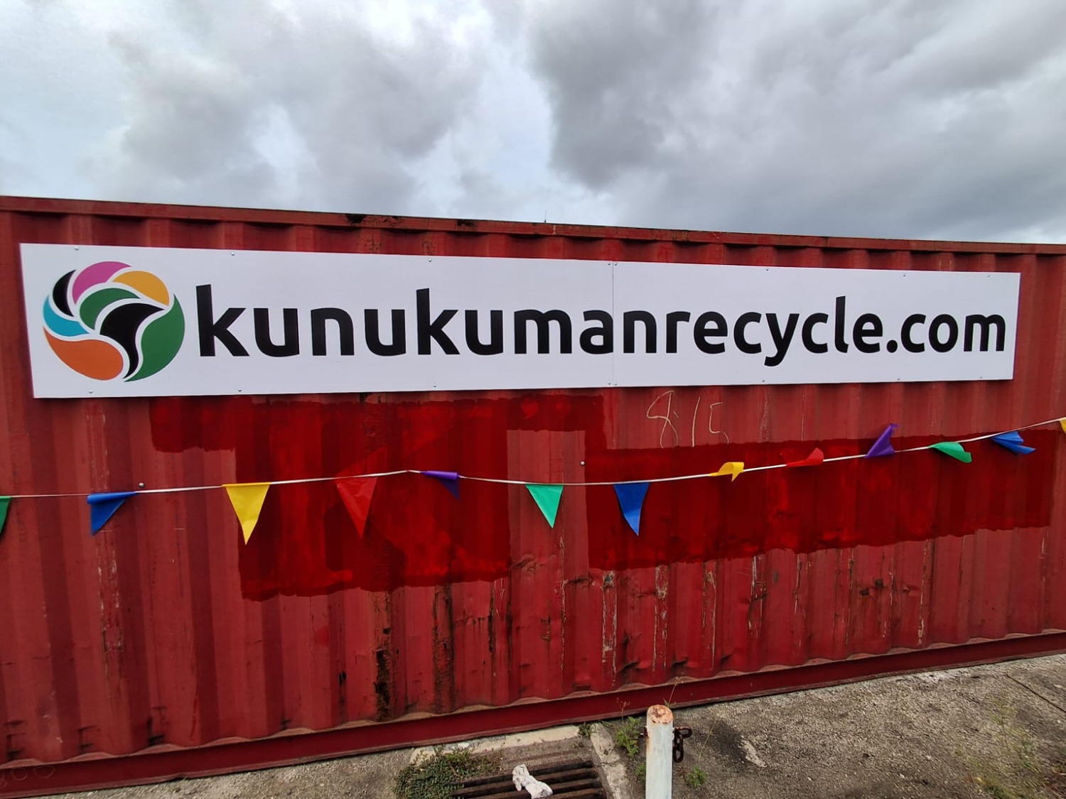 De inzamelcontainer van Kunuku Man Recycle met vlaggetjes